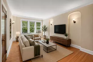 2018 W Greenleaf Ave, Chicago, IL 60645 - Photo 4