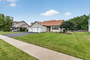 304 Thames Dr, Shorewood, IL 60404 - Photo 2