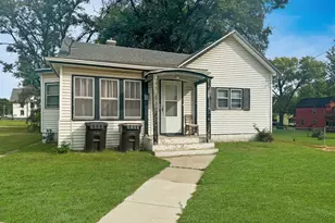 611 S Adams Ave, Freeport, IL 61032 - Photo 2