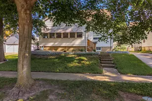815 W Water St, Pontiac, IL 61764 - Photo 2
