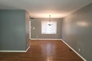 709 Parkside Cir, Streamwood, IL 60107 - Photo 2