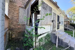 10537 S Corliss Ave, Chicago, IL 60628 - Photo 2