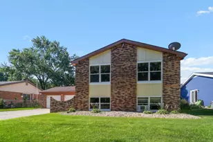 627 Chardonnay Ln, Crystal Lake, IL 60014 - Photo 2