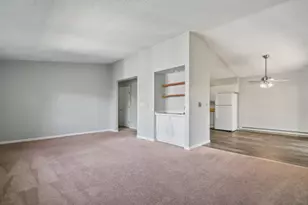 627 Chardonnay Ln, Crystal Lake, IL 60014 - Photo 4
