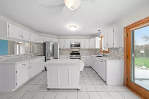537 Erma Dr, Lake Holiday, IL 60552 - Photo 12