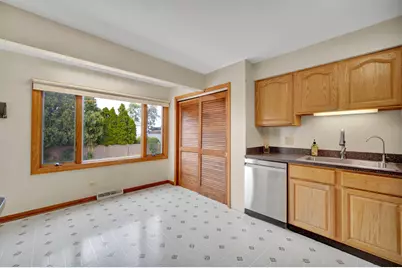 562 N Plamondon Drive, Addison, IL 60101 - Photo 8