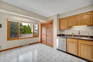 562 N Plamondon Dr, Addison, IL 60101 - Photo 8