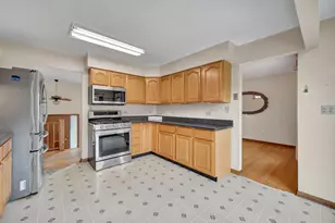 562 N Plamondon Dr, Addison, IL 60101 - Photo 10