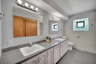 562 N Plamondon Dr, Addison, IL 60101 - Photo 16