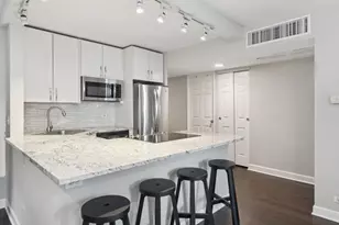 260 E Chestnut St, Chicago, IL 60611 - Photo 4