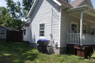 810 W Mill St, Bloomington, IL 61701 - Photo 2