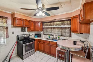 8853 S Troy Ave, Evergreen Park, IL 60805 - Photo 4
