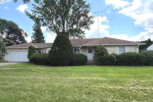 634 Barrington Ave, East Dundee, IL 60118 - Photo 1