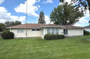 634 Barrington Ave, East Dundee, IL 60118 - Photo 2