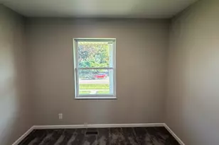 715 Old Indian Trail Rd, Aurora, IL 60506 - Photo 6