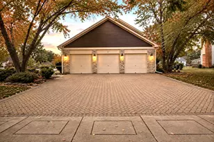 17 Cherrywood Dr, Schaumburg, IL 60194 - Photo 2