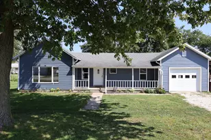 145 E Spaulding Ave, Clifton, IL 60927 - Photo 1