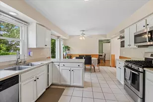 2204 Kensington Dr, Schaumburg, IL 60194 - Photo 6