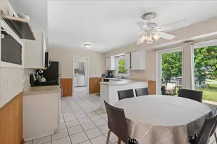 2204 Kensington Dr, Schaumburg, IL 60194 - Photo 8