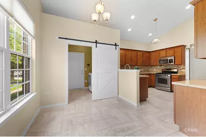 981 Oak Ridge Boulevard, Elgin, IL 60120 - Photo 10