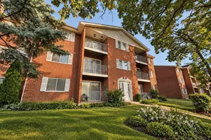 381 Oak Trails Rd, Des Plaines, IL 60016 - Photo 1
