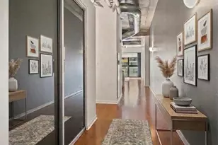 807 Davis St, Evanston, IL 60201 - Photo 2