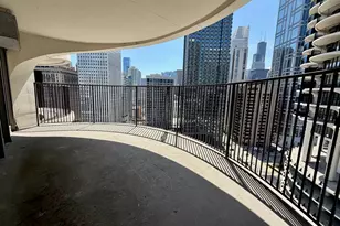 300 N State St, Chicago, IL 60654 - Photo 4