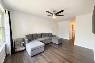 1101 Yorkshire Ct, Elgin, IL 60120 - Photo 2