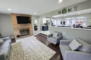 2301 Greenbriar Ln, Lindenhurst, IL 60046 - Photo 2