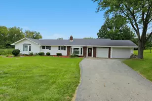 2301 Greenbriar Ln, Lindenhurst, IL 60046 - Photo 1