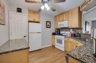 805 Leicester Rd, Elk Grove Village, IL 60007 - Photo 6
