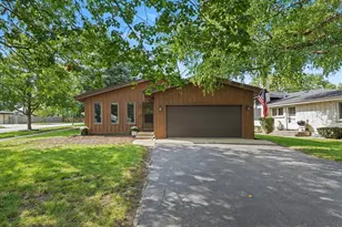 452 Commonwealth Ln, Elmhurst, IL 60126 - Photo 2