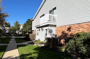 366 Washington Ct, Vernon Hills, IL 60061 - Photo 1