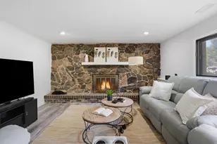 127 Barrett Ln, Schaumburg, IL 60193 - Photo 10