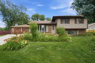 127 Barrett Ln, Schaumburg, IL 60193 - Photo 2