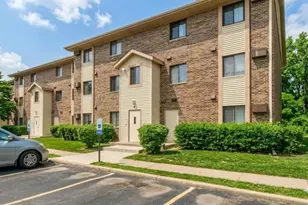 2 Echo Ct, Vernon Hills, IL 60061 - Photo 1