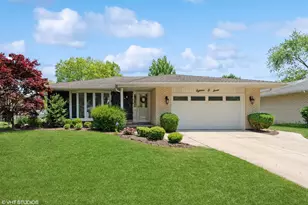 1807 N Larch Dr, Mount Prospect, IL 60056 - Photo 1