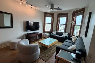 550 W Surf St, Chicago, IL 60657 - Photo 2