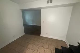 2000 W Jarvis Ave, Chicago, IL 60645 - Photo 8
