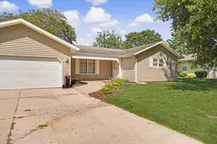908 Hillside Ct, Monticello, IL 61856 - Photo 2