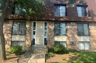 203 N Waters Edge Dr, Glendale Heights, IL 60139 - Photo 2