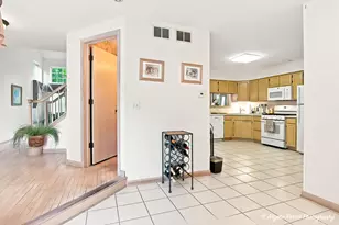 327 Cimarron Rd, Lombard, IL 60148 - Photo 10