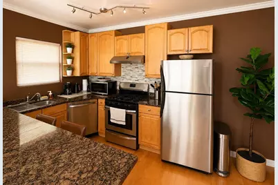 1028 W 20th Place #1, Chicago, IL 60608 - Photo 8