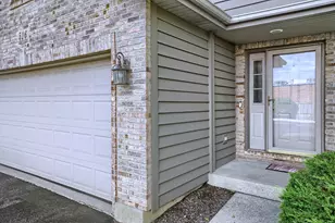 516 Silver Aspen Cir, Crystal Lake, IL 60014 - Photo 2