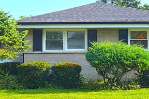807 E Golfview Dr, Mount Prospect, IL 60056 - Photo 1