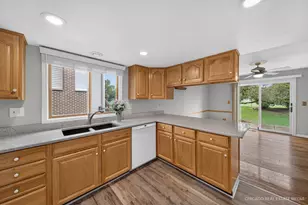 511 Cottonwood Ln, Schaumburg, IL 60193 - Photo 8