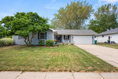 1301 Larson Street, Sycamore, IL 60178 - Photo 2