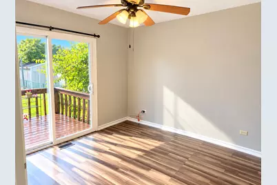 423 W Hawthorne Drive, Round Lake Beach, IL 60073 - Photo 6