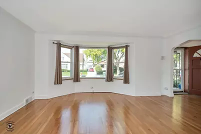 9521 S Sawyer Avenue, Evergreen Park, IL 60805 - Photo 2