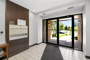 462 Raintree Dr, Glen Ellyn, IL 60137 - Photo 2